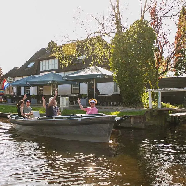 Sloep (8) met borrelplank & schipper