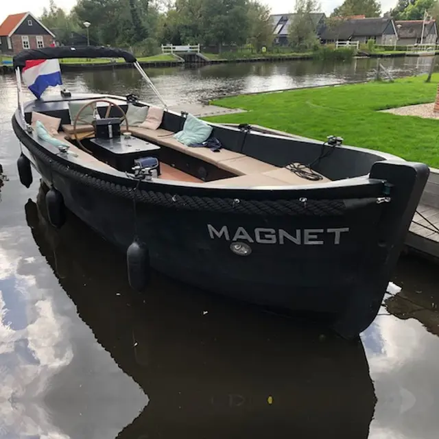 Privé Sloep (18) met schipper Zwartsluis